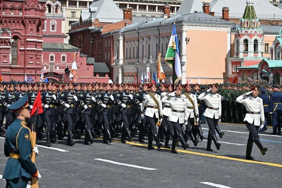 Шавкат Мирзиёев принял участие в праздновании 9 Мая в Москве, по Красной площади прошел парадный расчет Республики Узбекистан