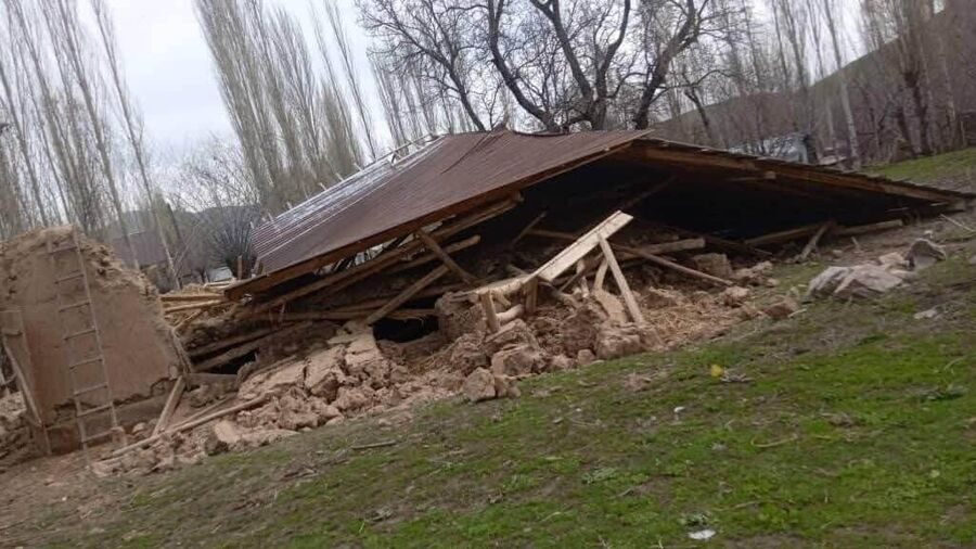 Трехлетнего жителя Раштского района Таджикистана во время землетрясения придавило стеной жилого дома.