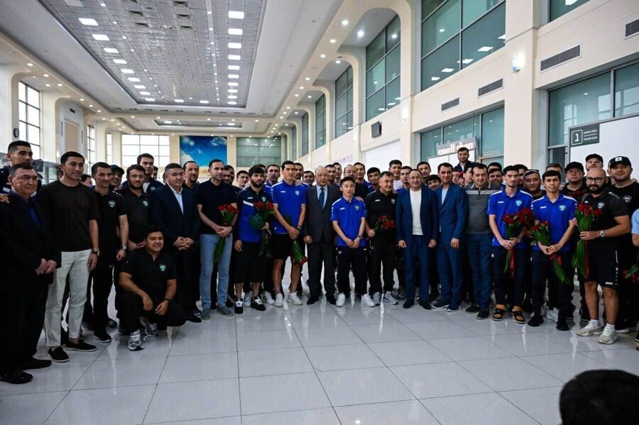 national-team-in-airport-1.jpg
