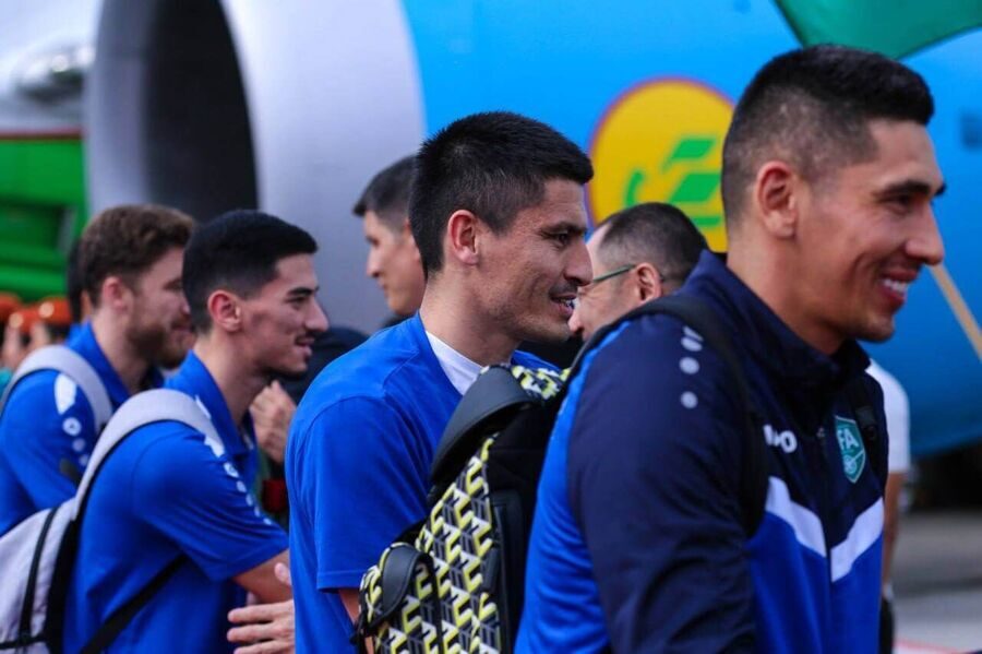 national-team-in-airport-2.jpg