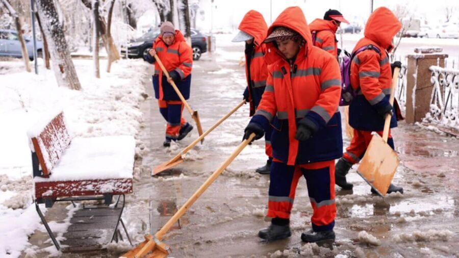 Уборка снега в Ташкенте после похолодания 2025