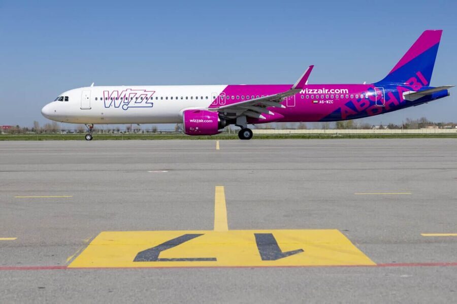 Самолёт Wizz Air в аэропорту Ташкента перед рейсом в Абу-Даби в рамках расширения авиасообщения