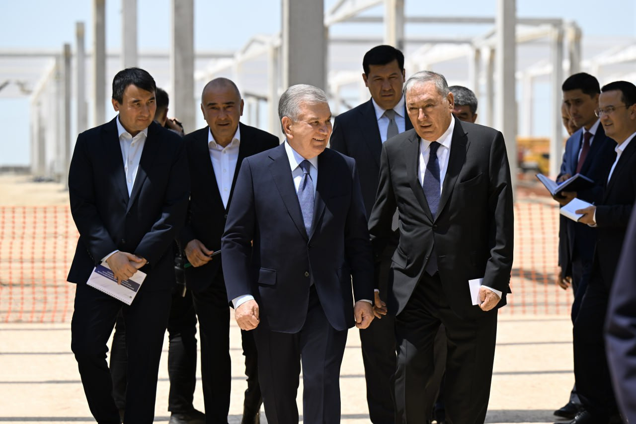 Shavkat Mirziyoyev Jizzax viloyati Zomin tumanida qurilayotgan maishiy texnika zavodini ko‘zdan kechirdi.