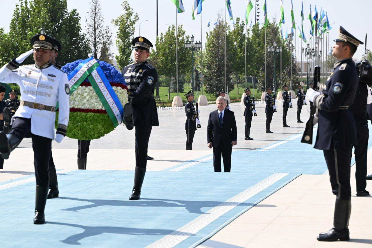 Shavkat Mirziyoyev Mustaqillik monumentiga gulchambar qo‘ydi