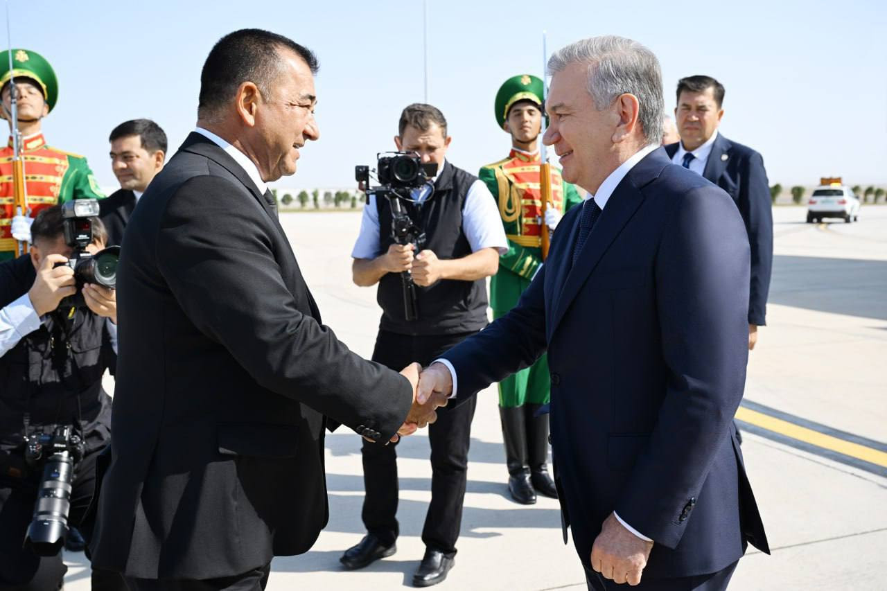 Oʻzbekiston Prezidenti Turkmanistonga yetib bordi