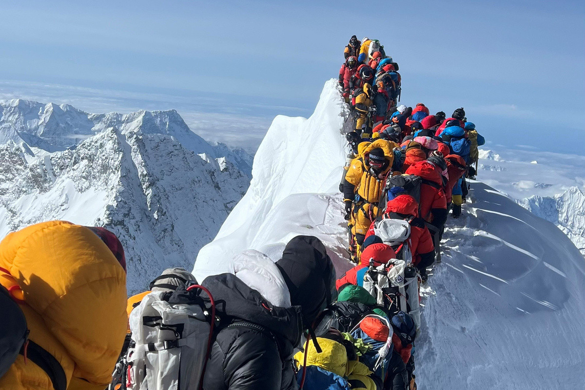 Qor boʻroni sababli Everestda yuzlab sayyohlar qamalib qoldi