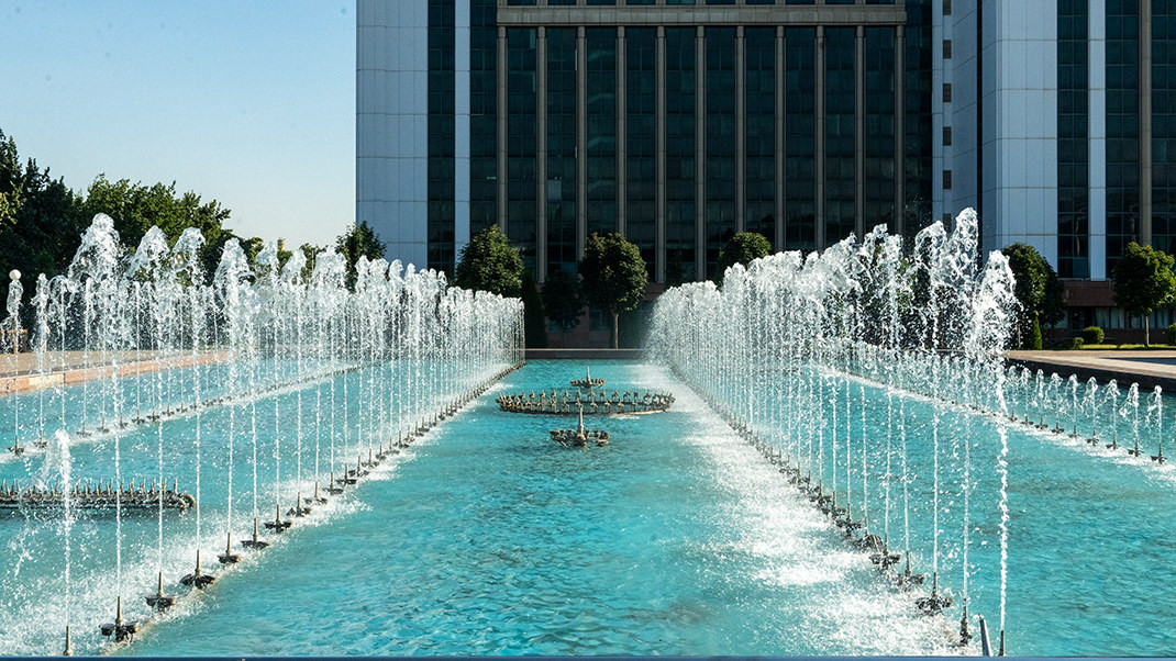 В Ташкенте вновь включили фонтаны и запустили поливочные машины