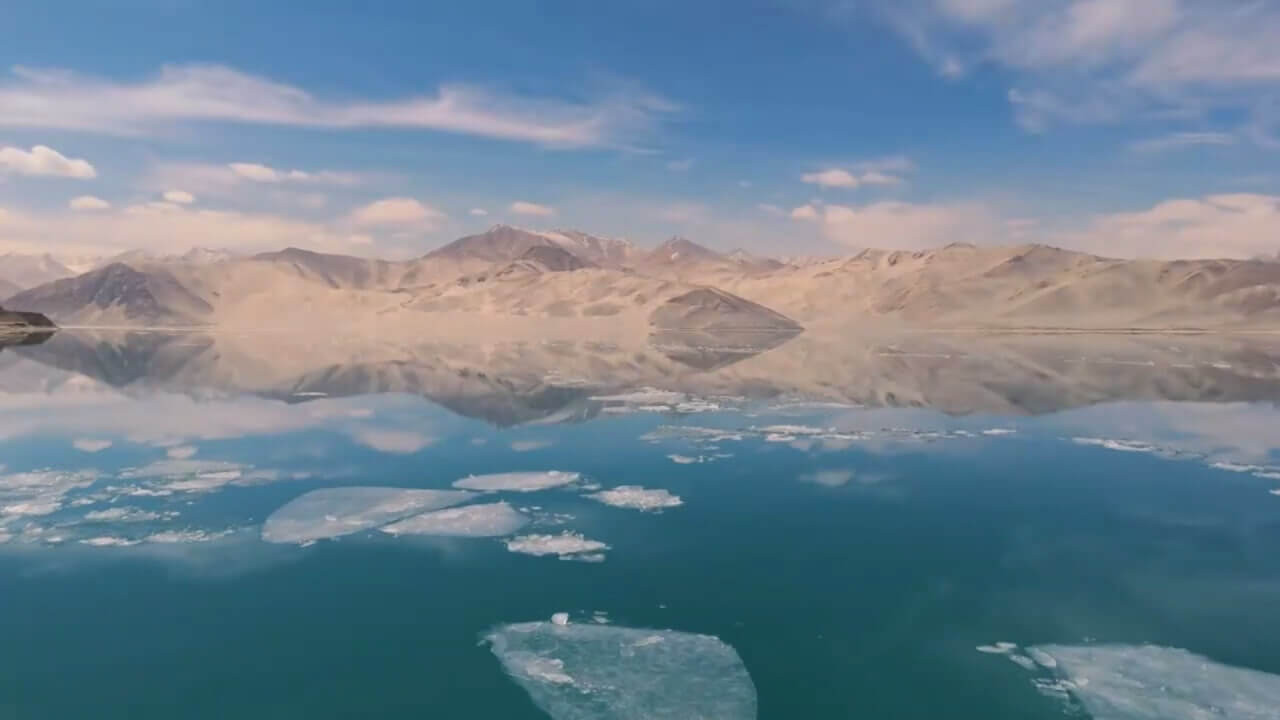 Сокол, парящий над Памиром