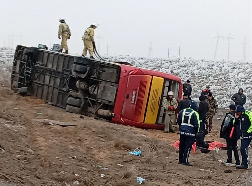 Navoiyda ichida 47 nafar yoʻlovchisi boʻlgan avtobus agʻdarilib ketdi