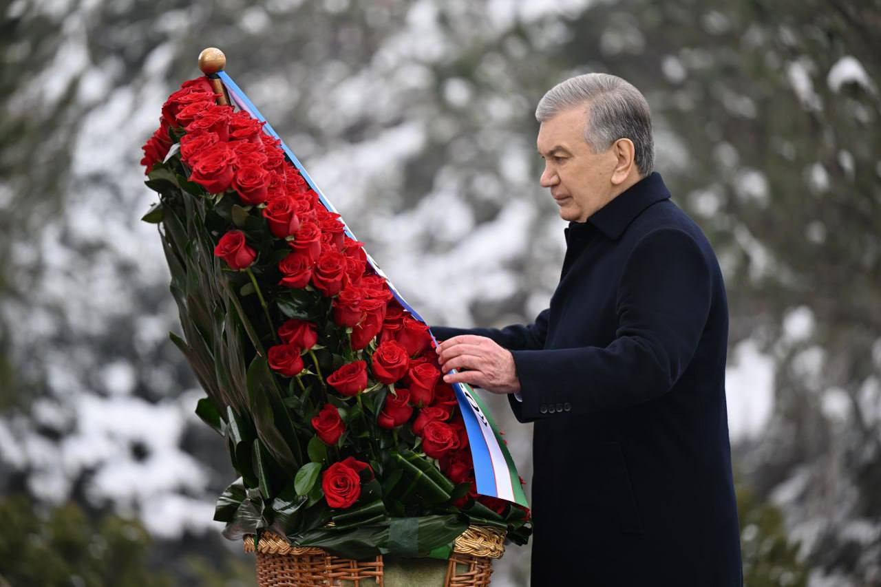 Shavkat Mirziyoyev mamlakatimizning birinchi Prezident Islom Karimov haykali poyiga gulchambar qoʻydi