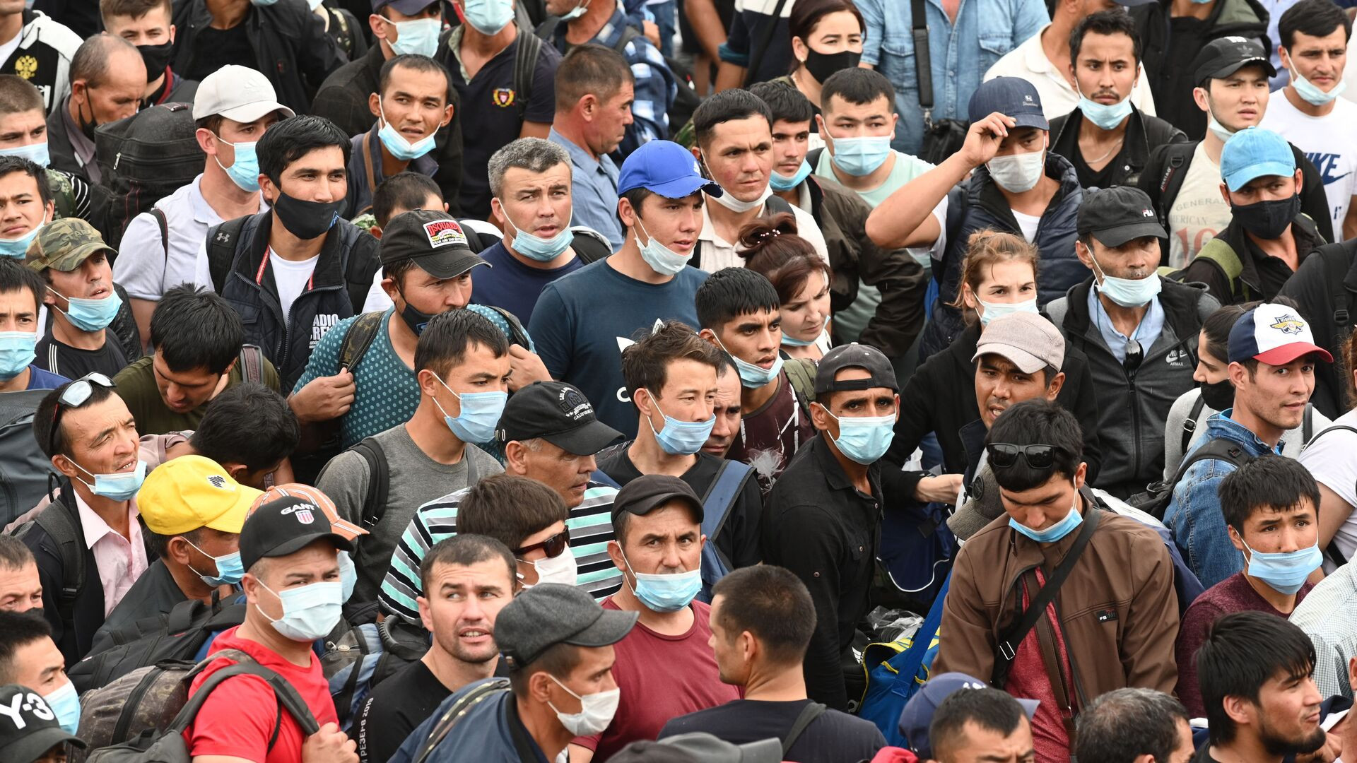 Электронная виза и разрешение на работу: новые полномочия миграционных органов