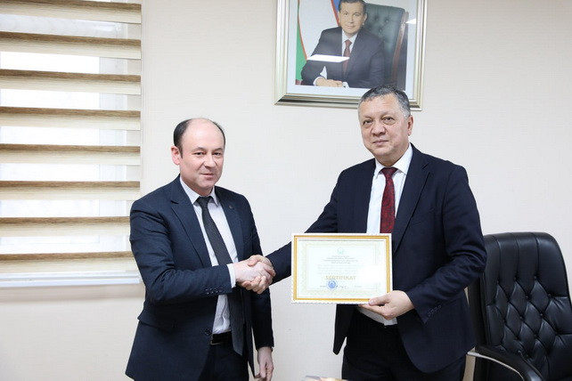 Davlat va huquq institutiga inson huquqlari va Xitoy madaniyatiga oid adabiyotlar beg‘araz ravishda topshirildi