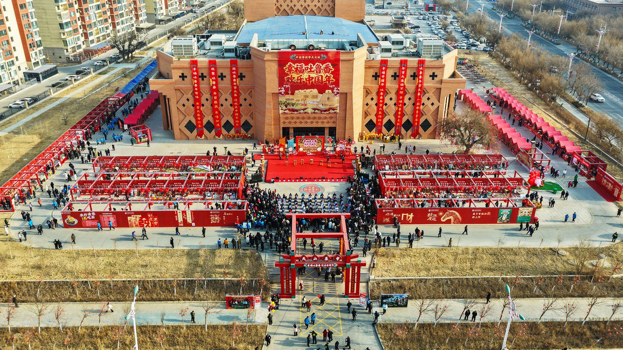 Как в Китае встречают Праздник весны: новогодняя ярмарка в Турфане