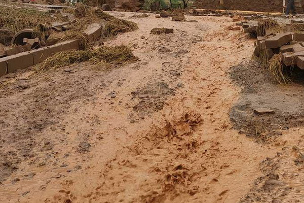 O'zbekiston: Kuchli yog'ingarchilik kutilayotgani sababli to'qqizta hududda sel va suv toshqini haqida ogohlantirdi