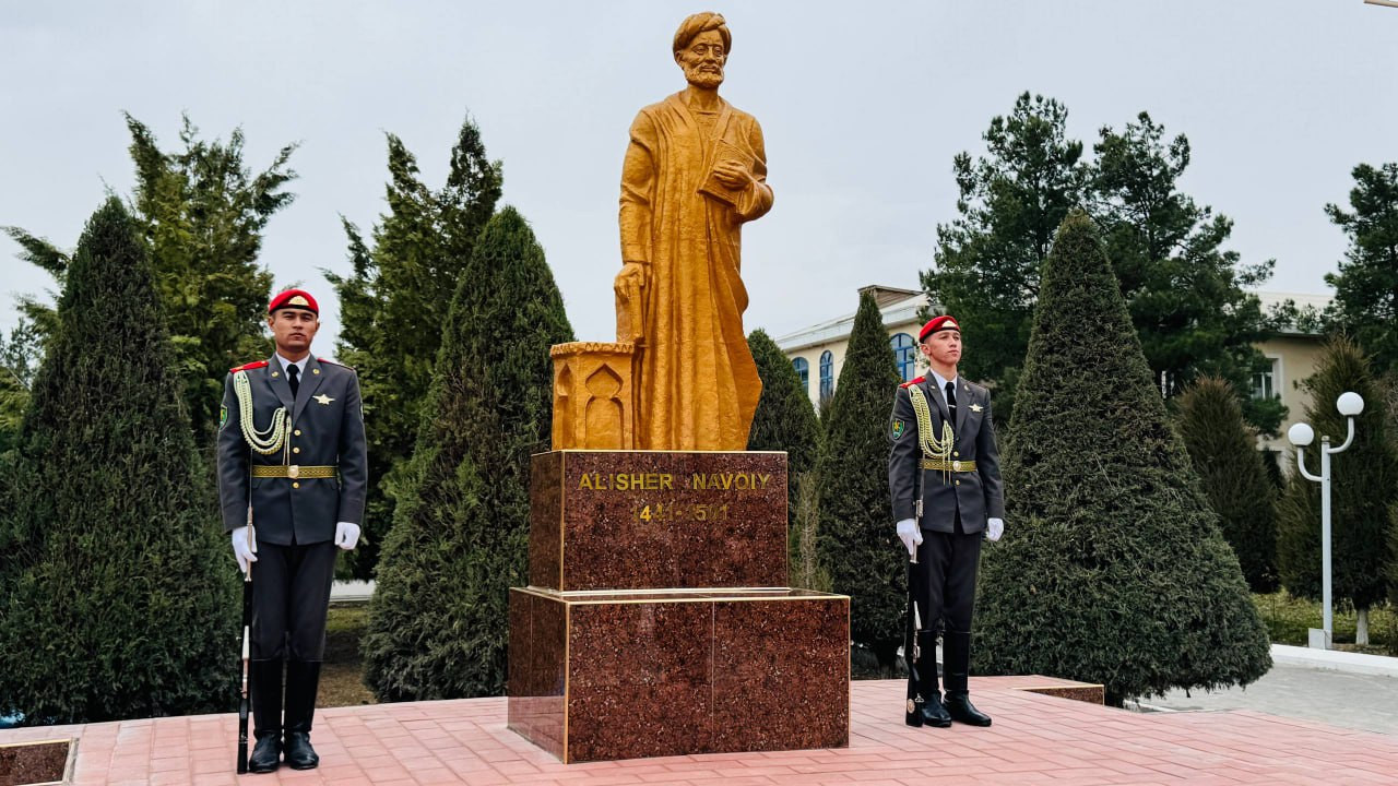 Denovda Navoiy sharafiga haykal ochildi