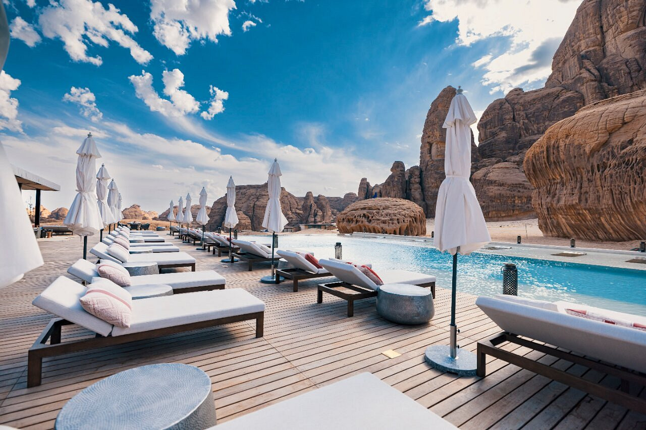 Узбекистанцы активнее путешествуют: за месяц за границу выехали почти 590 тысяч человек