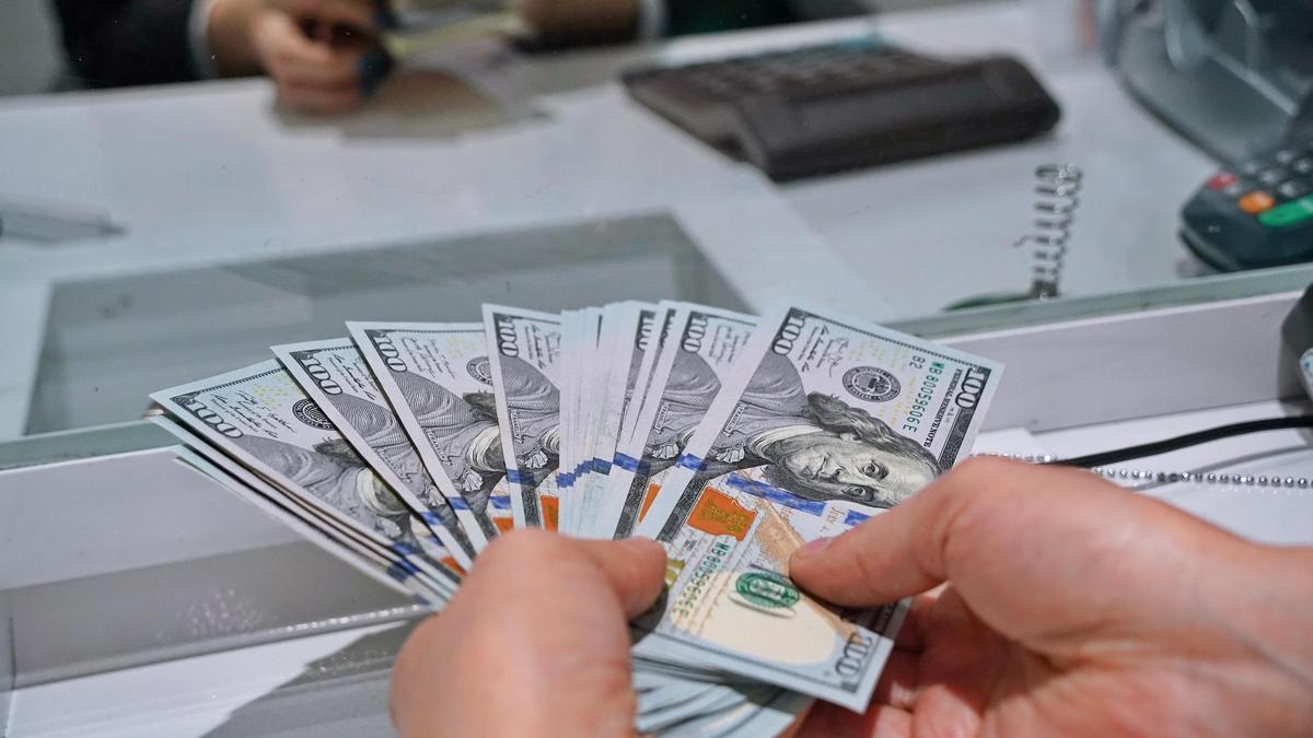 Dollar kursi uzoq koʻtarilishdan soʻng biroz tushdi