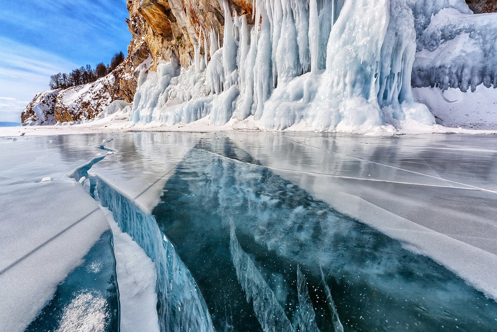 На Байкале под лед провалился автомобиль с китайскими туристами