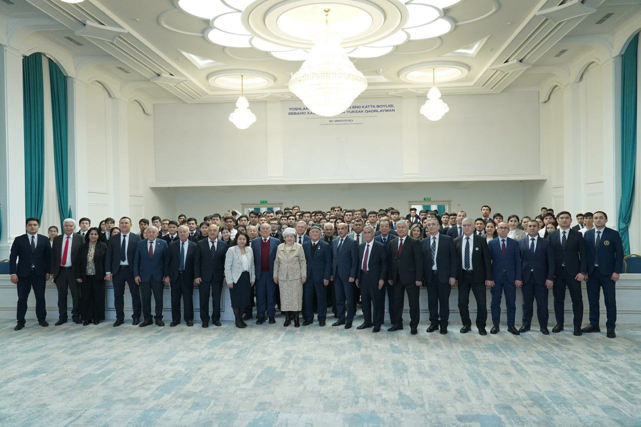 Senator Toshkent davlat iqtisodiyot universitetida talabalar bilan ochiq muloqot oʻtkazdi