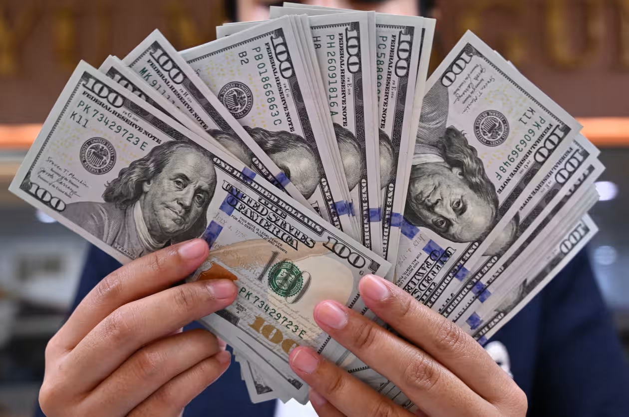 Oʻzbekistonda dollarning rasmiy kursi tushdi