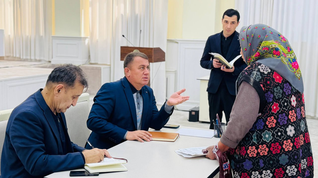 Senator Surxondaryo viloyatining qator tumanlarida sayyor qabullar oʻtkazdi