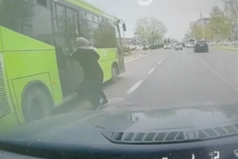 Toshkentda avtobus piyodalar oʻtish joyida ikki kishini turtib ketdi
