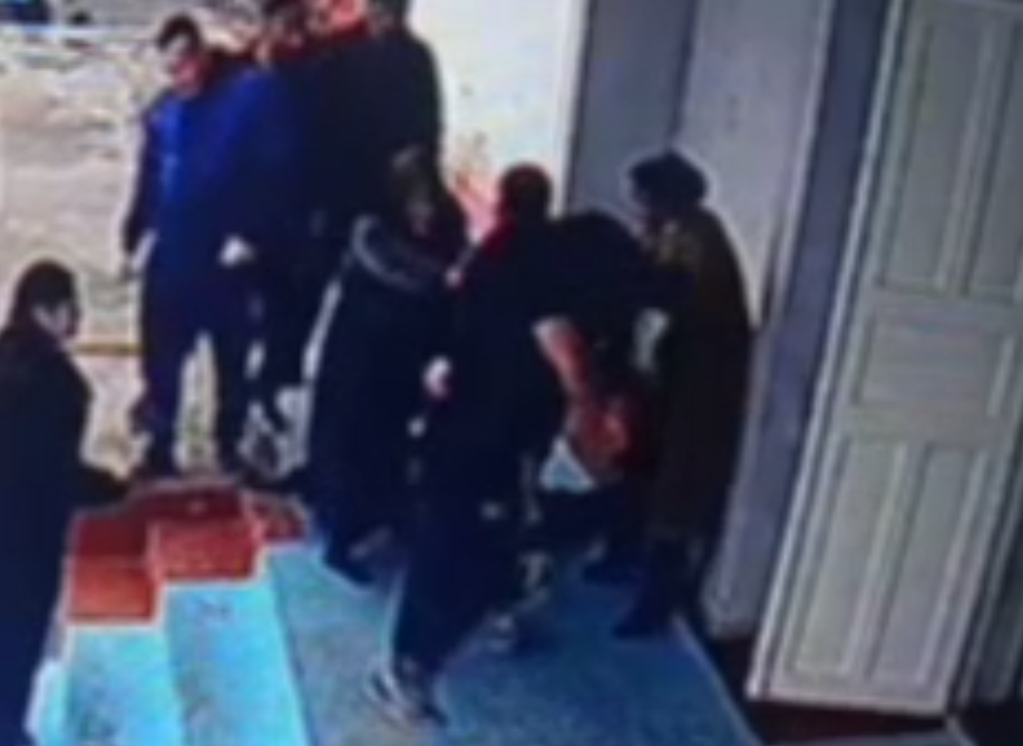 Fargʻonadagi maktabda erkak begona ayolni ayovsiz kaltakladi