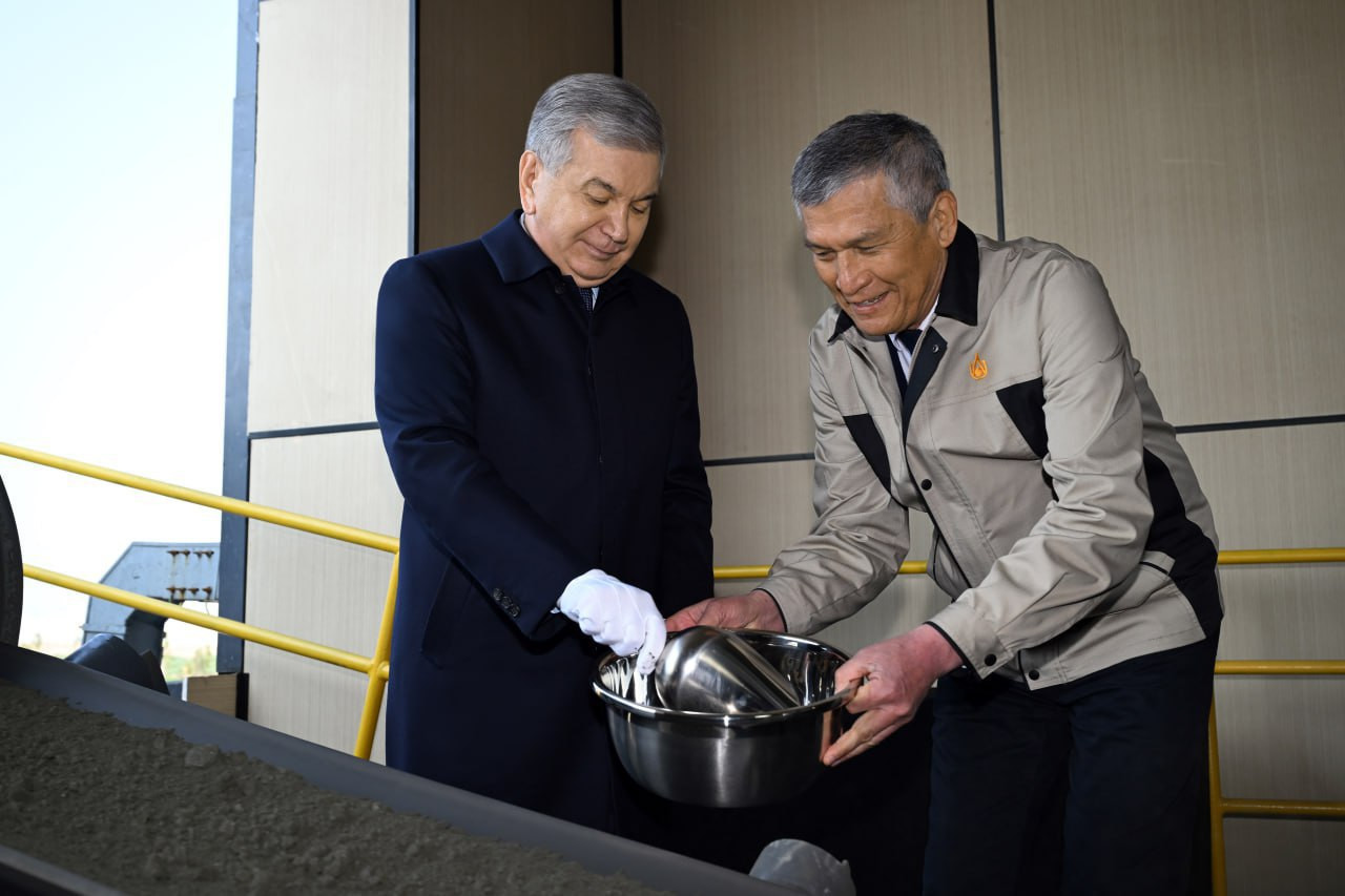 Президент ознакомился с работой корпуса фильтрации медного концентрата на АГМК