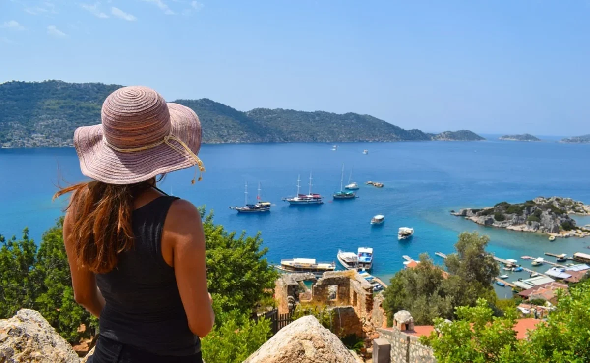 Более миллиона узбекистанцев выехали за границу за два месяца