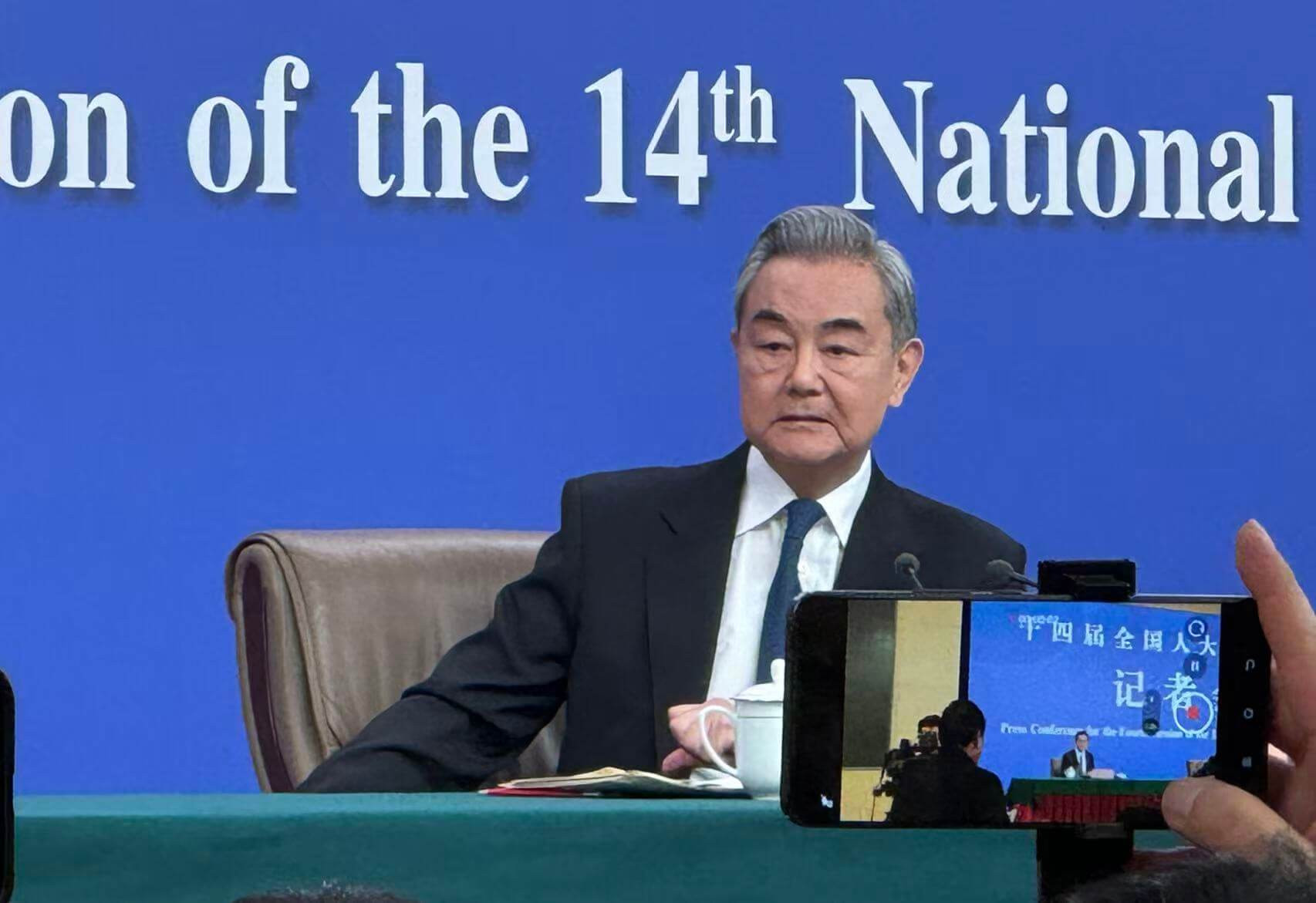 Ван И: мир должен выбрать сотрудничество вместо конфронтации