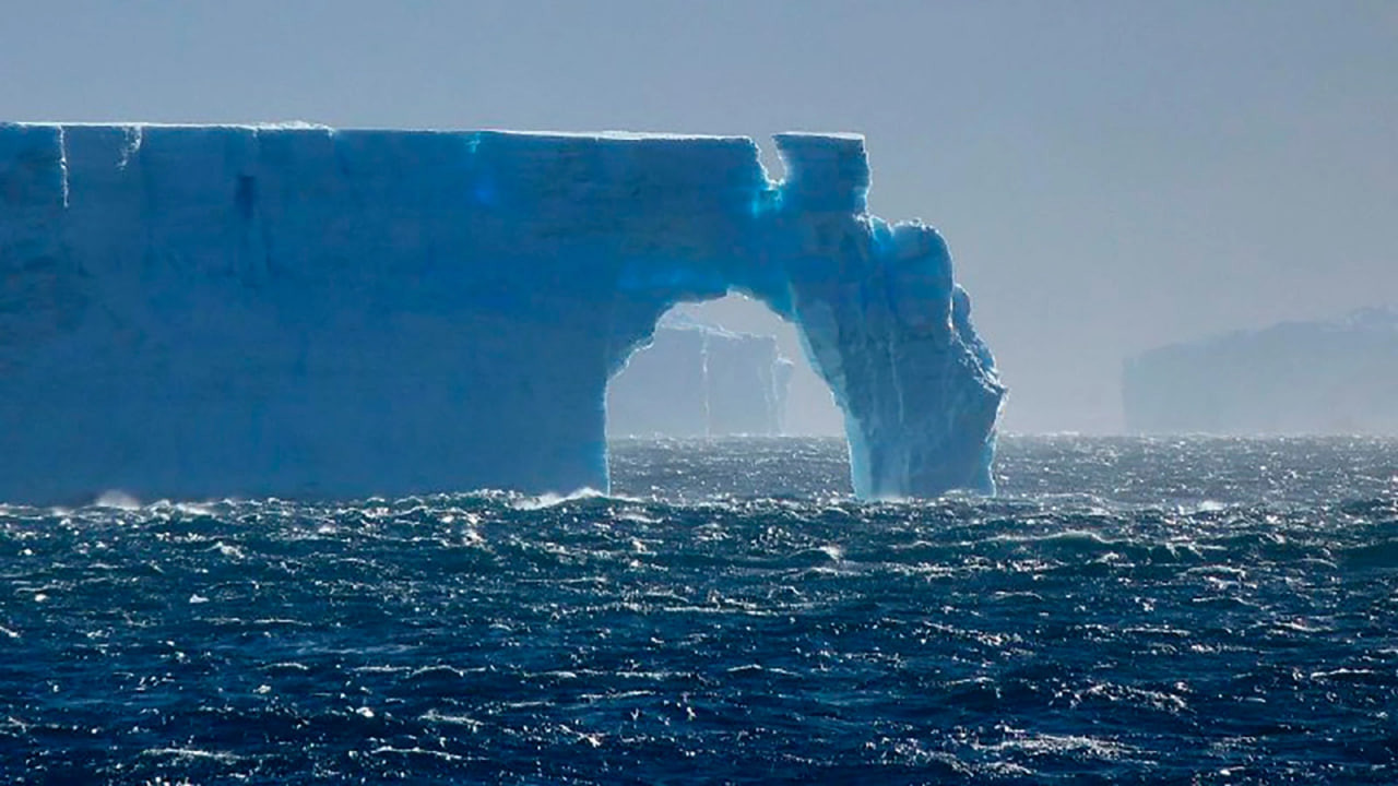 Крупнейший в мире айсберг А23а полностью разрушился