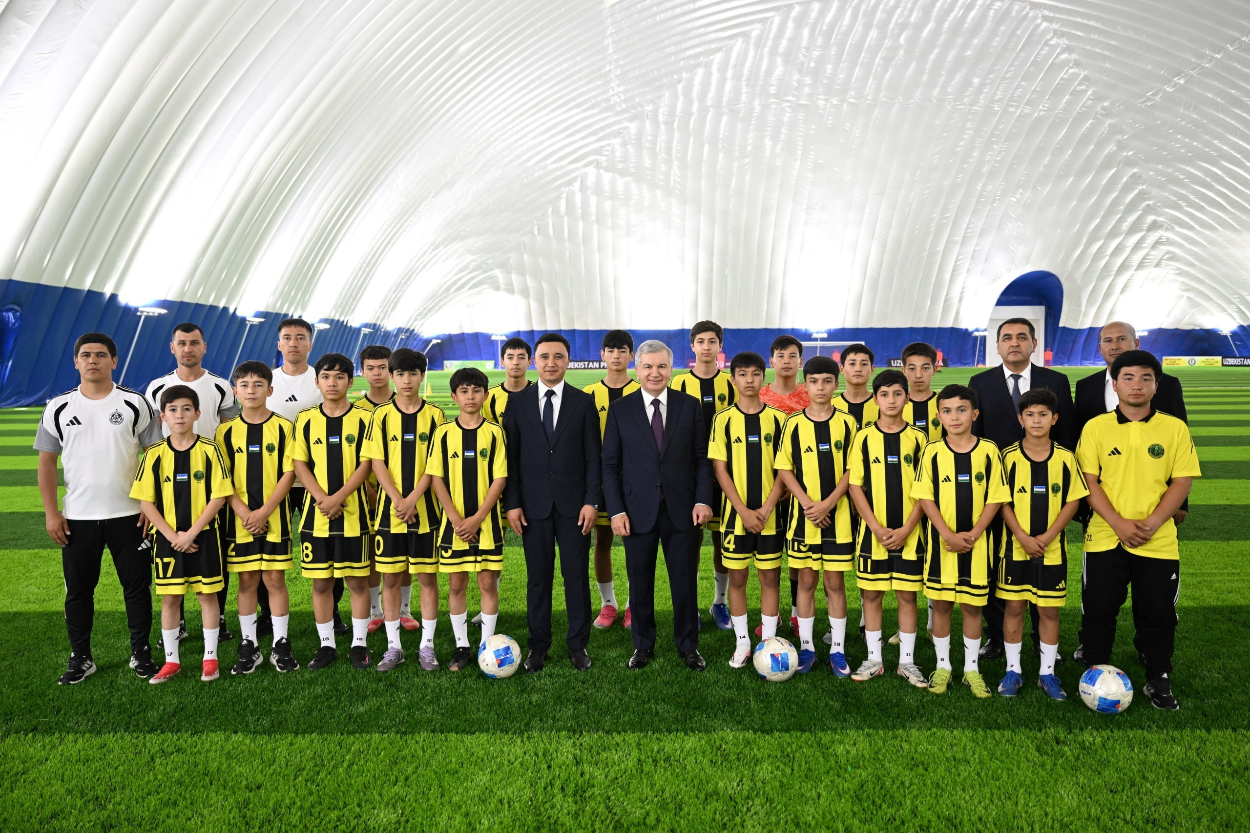 Shavkat Mirziyoyev “Neftchi” bolalar futbol akademiyasiga tashrif buyurdi