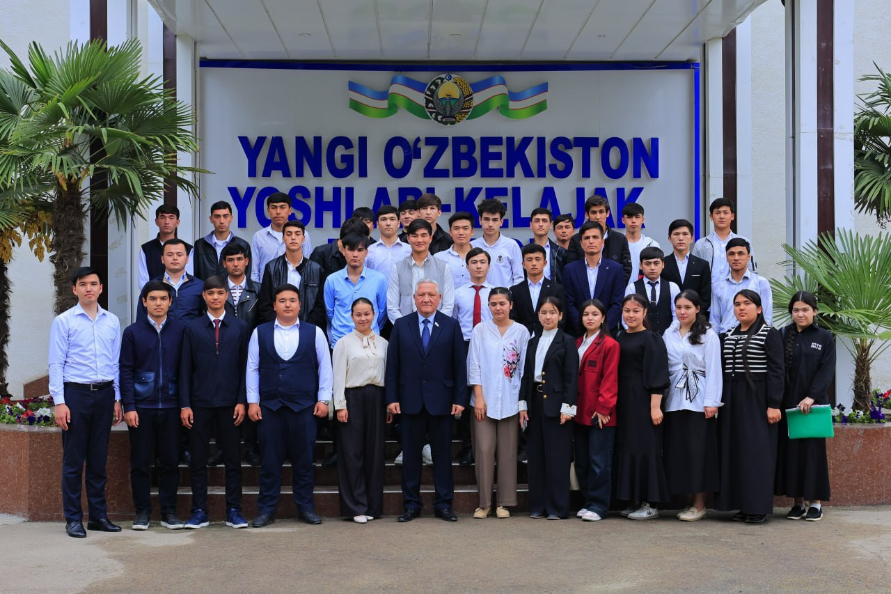 Senator Namanganda bir guruh iqtidorli yoshlar bilan uchrashdi