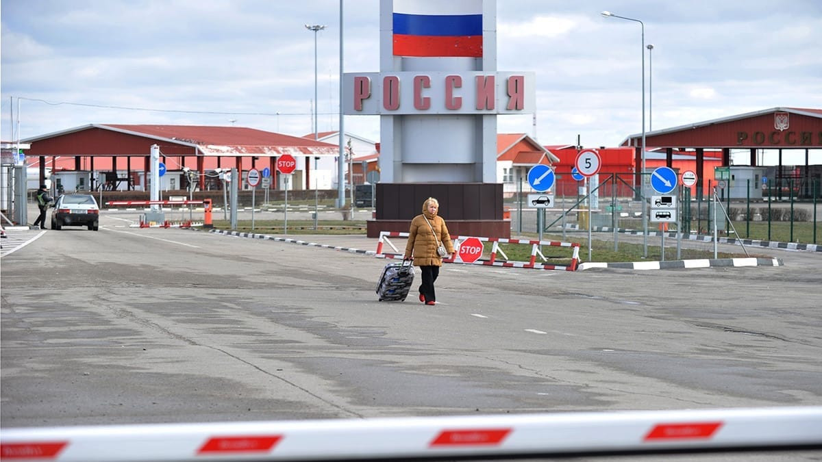 МВД России планирует выдавать мигрантам электронные ID-карты еще до въезда в страну