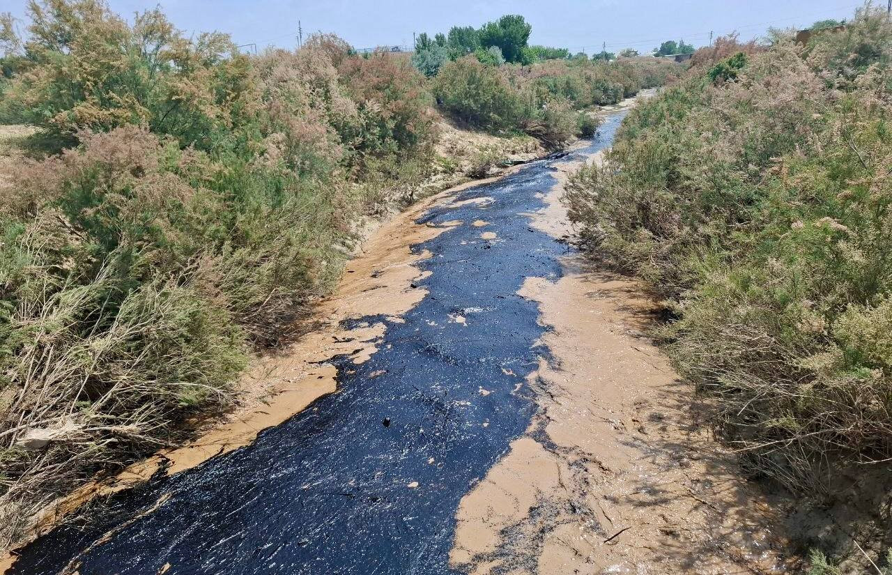 В Байсуне вновь зафиксирована утечка нефтесодержащей жидкости