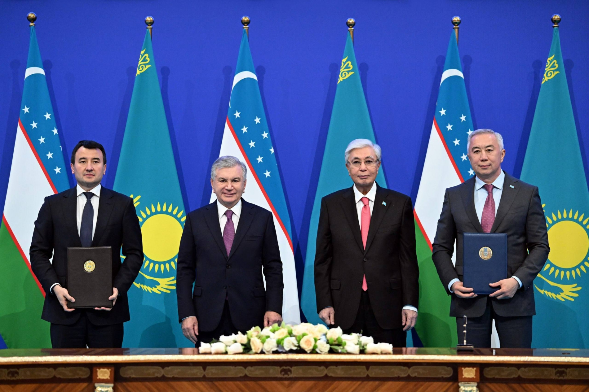 Узбекистан и Казахстан утвердили дорожную карту по инвестициям и торговле