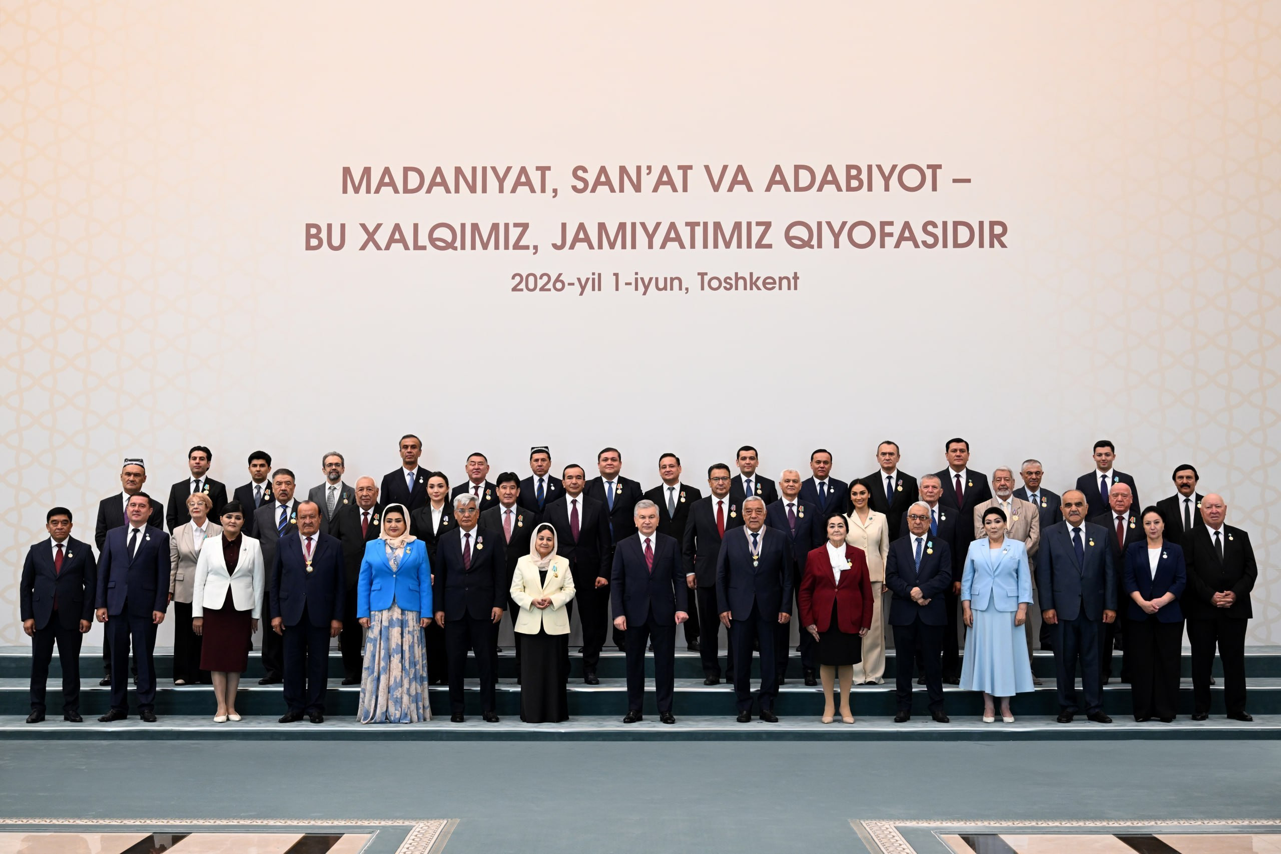 Shavkat Mirziyoyev madaniyat, sanʻat va adabiyot namoyandalaridan bir guruhiga davlat mukofotlarini tantanali ravishda topshirdi