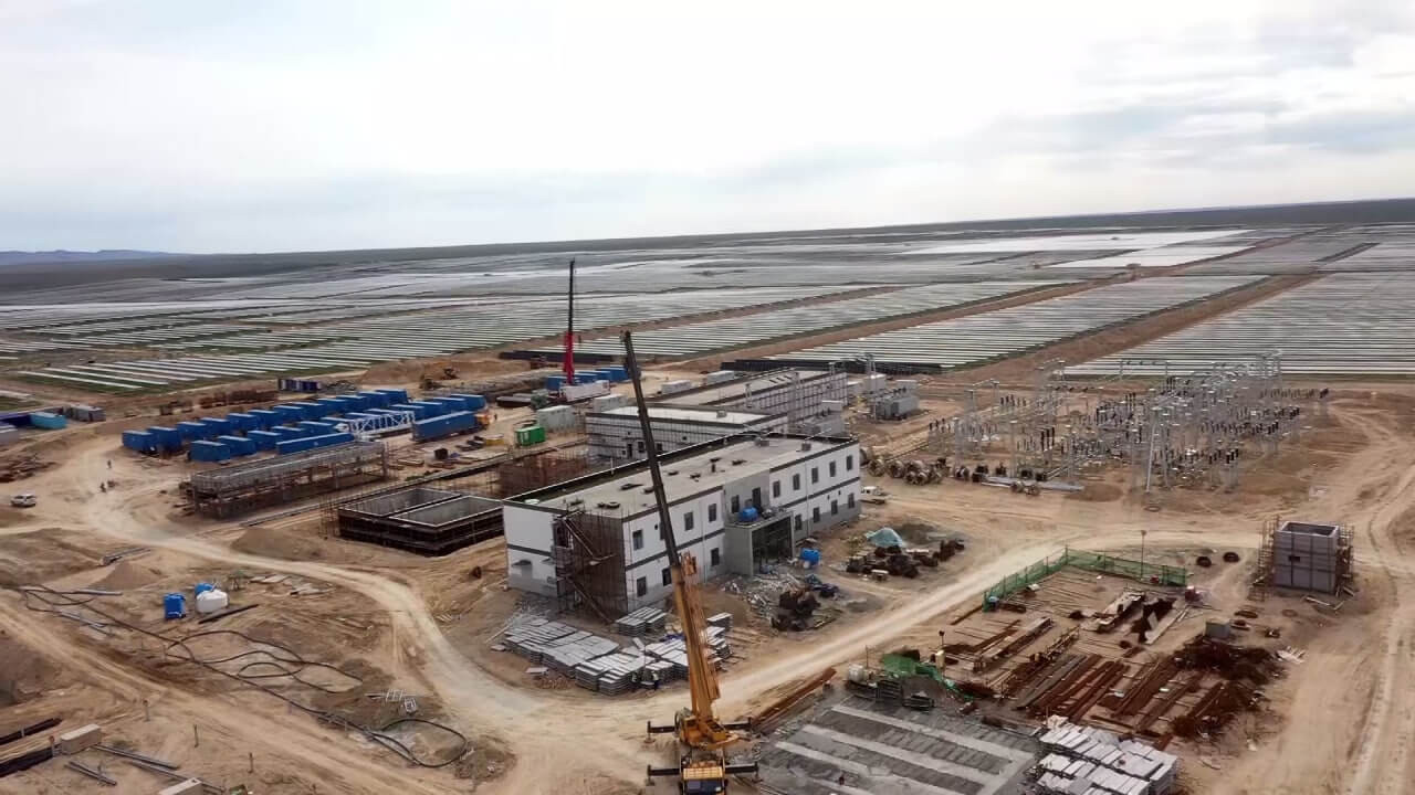 В Навоийской области завершается строительство солнечной электростанции и системы хранения энергии за 260 миллионов долларов