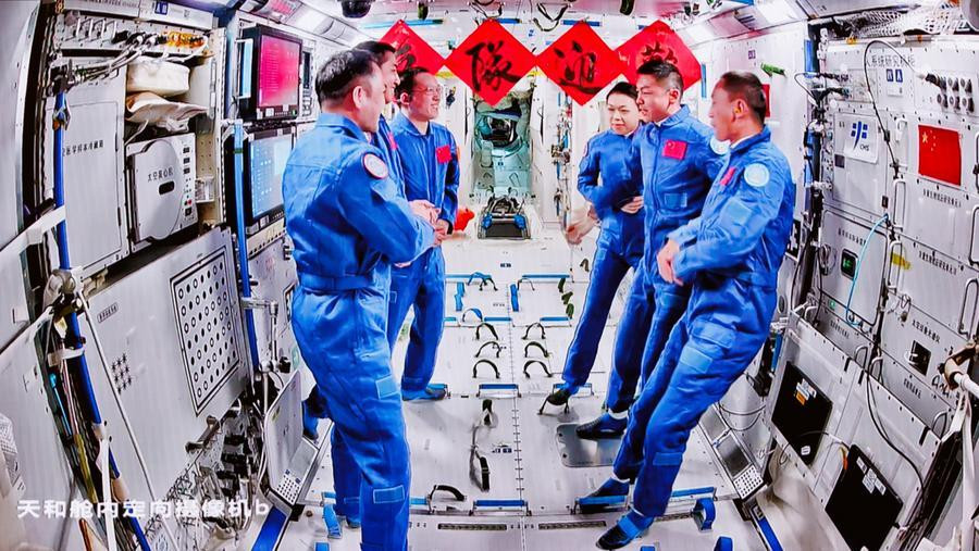 Экипаж китайской миссии «Шэньчжоу-23» испытал новое устройство для измерения массы на орбите