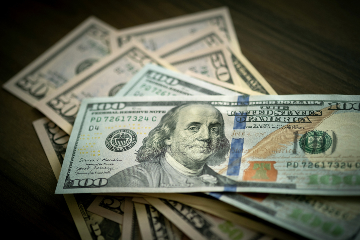Oʻzbekistonda dollar kursi pastladi
