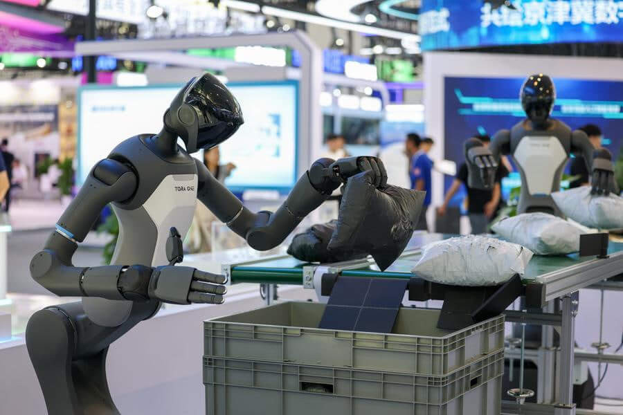 Китай за год выпустит 100 тысяч человекоподобных роботов