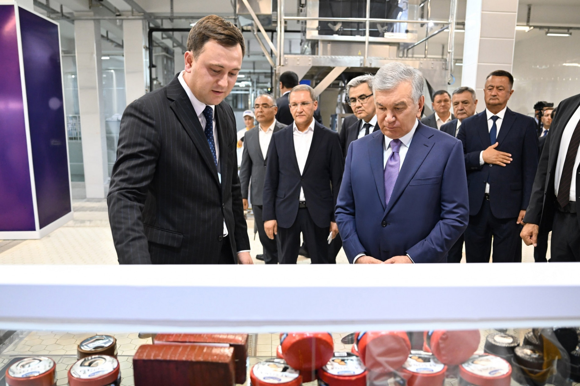 Davlatimiz rahbari sut mahsulotlari ishlab chiqarish korxonasi faoliyati bilan tanishdi