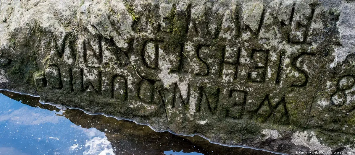 «Камни голода» появились из воды: засуха обнажила исторические отметки на реках Европы