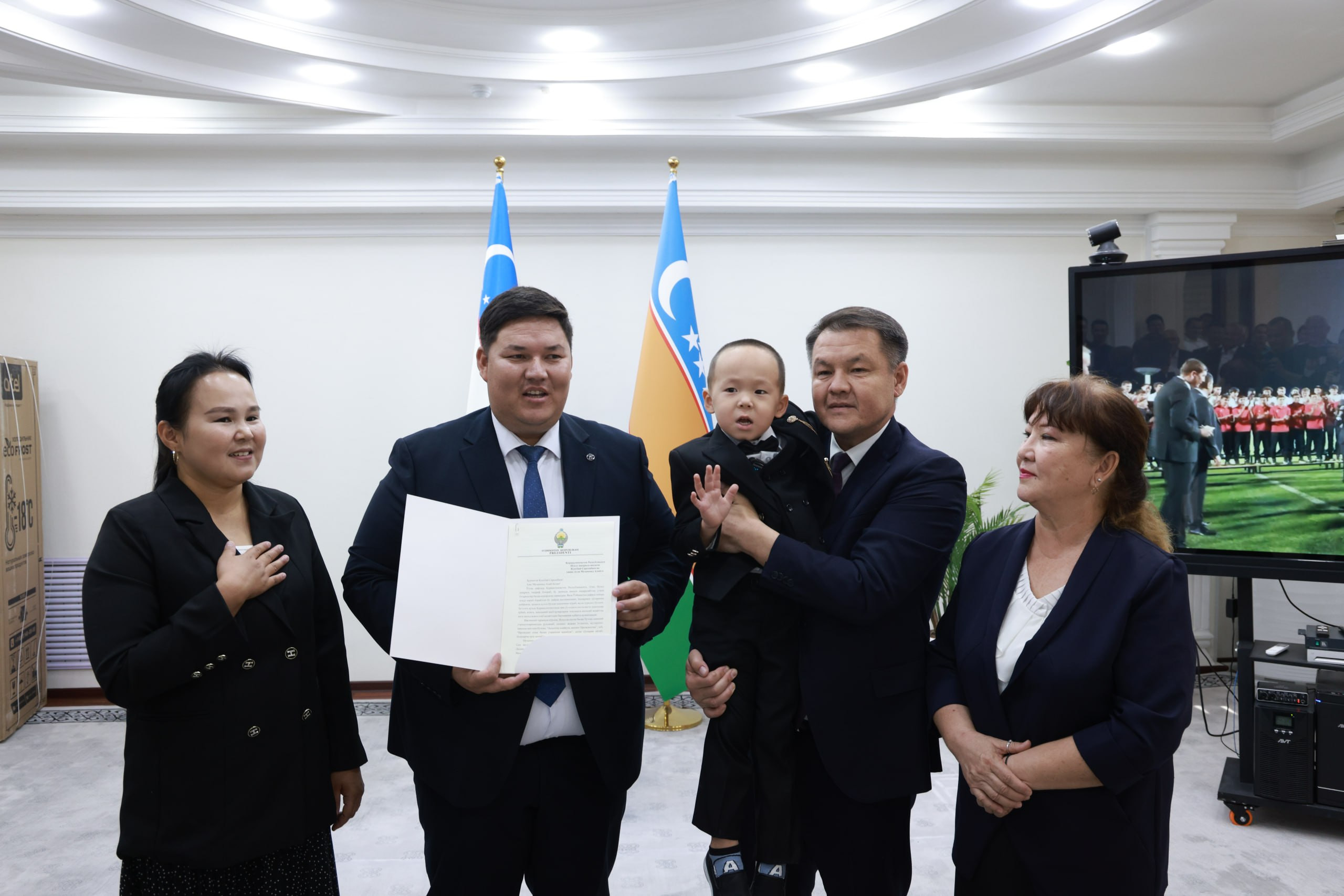 Muhammad Aliyning samimiy murojaati Prezidentgacha yetib bordi — Shavkat Mirziyoyev bolakayga maktub va sovgʻalar yubordi