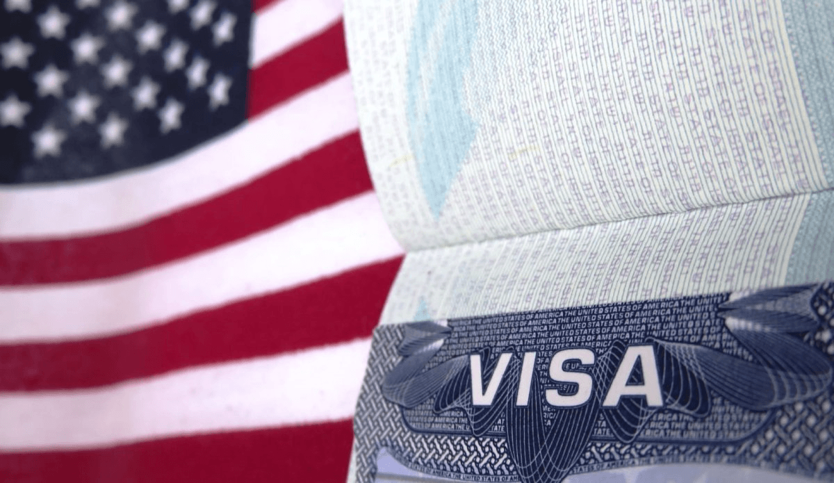 Суд в США приостановил новые ограничения на визы для иностранных журналистов и студентов