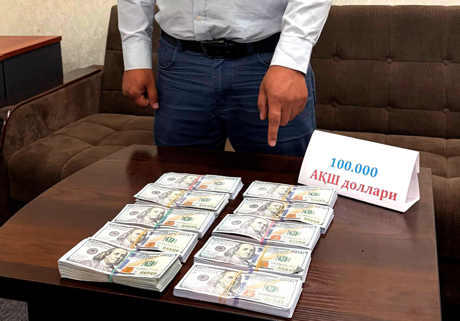 Toshkent viloyatida bank xodimi 100 ming dollar olgan vaqtida ushlandi