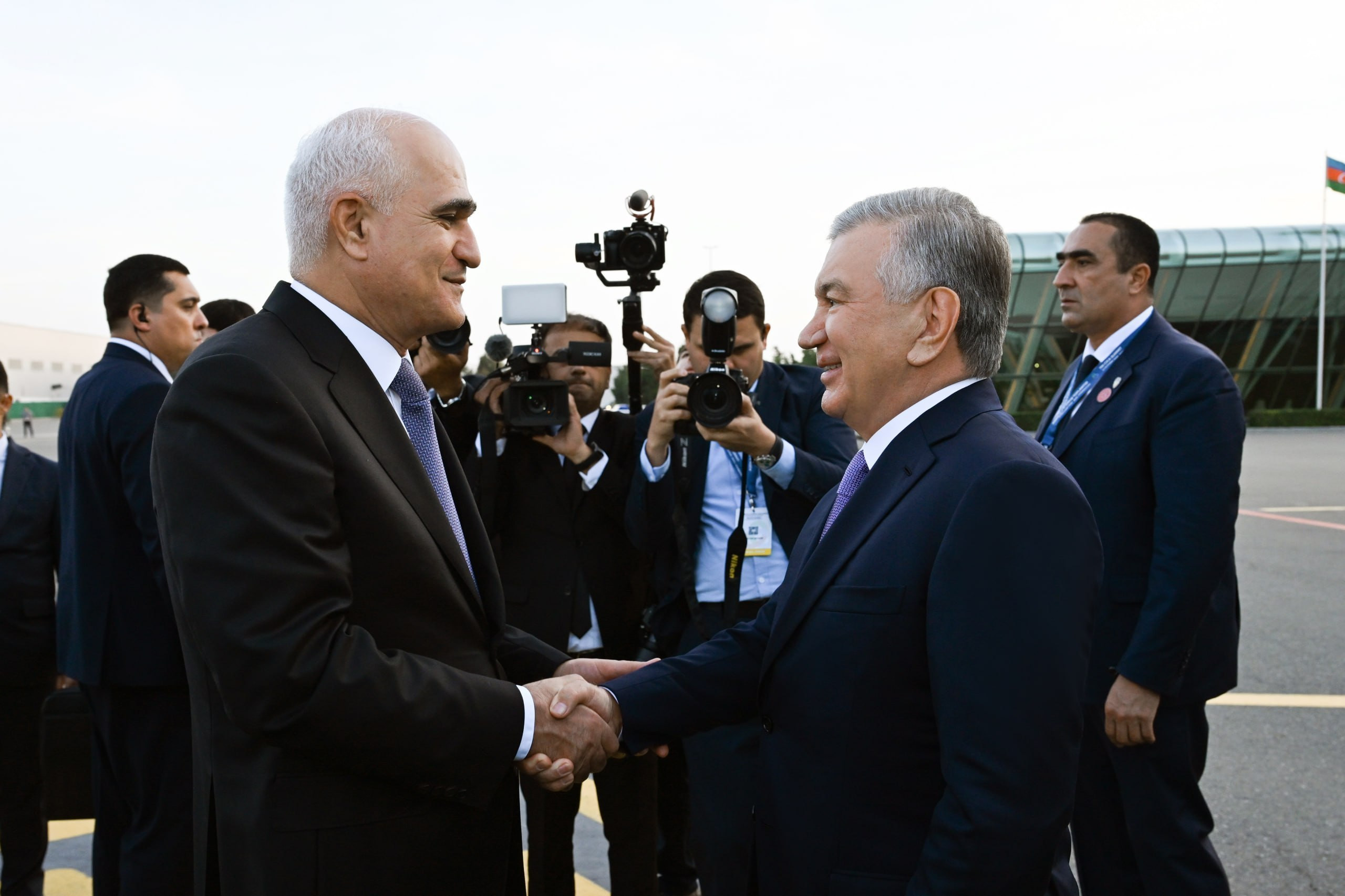 Shavkat Mirziyoyev amaliy tashrif bilan Boku shahriga bordi